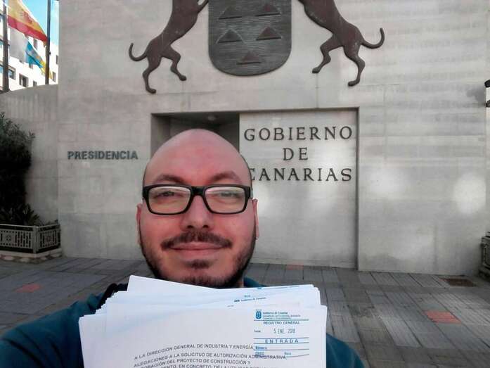 Diego Flores, miembro de Podemos de Telde presentó los escritos el pasado viernes en el Gobierno de Canarias (Foto TA)
