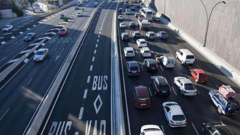 Carril VAO en una vía (Foto Efe)