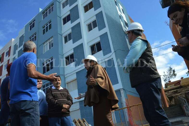 La alcaldesa Carmen Hernández, este miércoles con los vecinos de Los Marinos de Melenara (Foto TA)