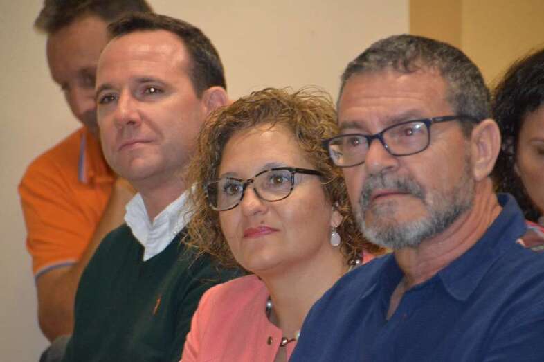 Gregorio Vier (d), junto a concejales de Nueva Canarias (Foto TA)