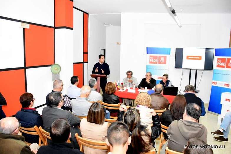 Momento de la asamblea socialista de esta noche (Foto Antonio Alí)