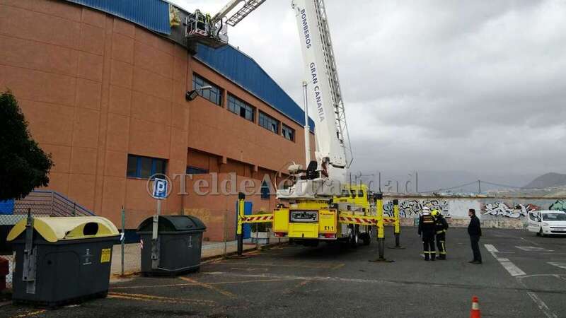 Momento de la intervención de los bomberos, ayer por la mañana en el Rita Hernández (Foto TA)