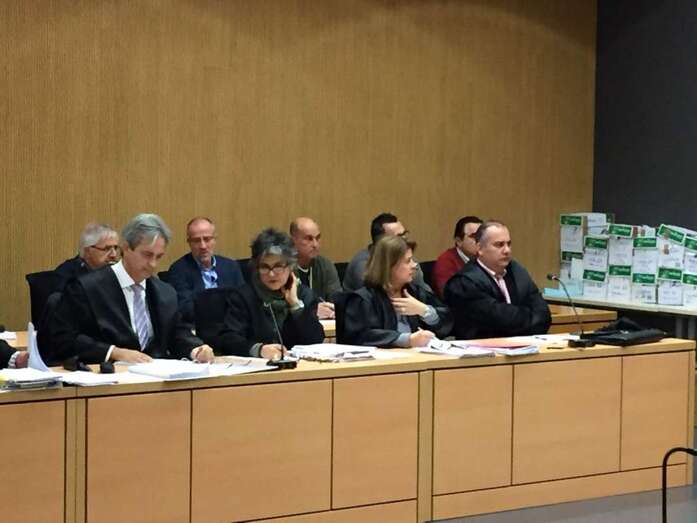 El abogado Juan José Limiñana y su dos defendidos, detrás de el (Foto TA)