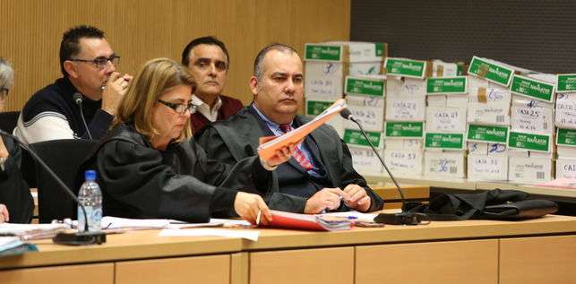 Abogados y acusados, todos juntos (Foto Alejandro Ramos/Efe)