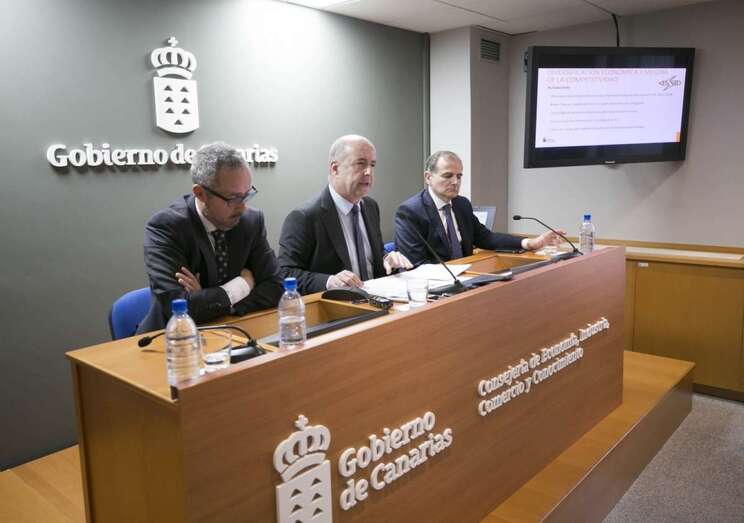 Pedro Ortega, consejero de Industria del Gobierno de Canarias, en el centro de la imagen (Foto TA)