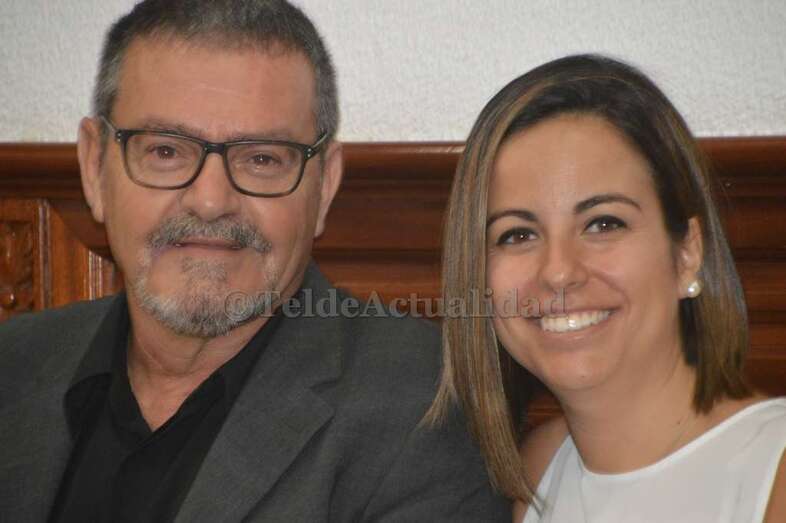 Gregorio Viera y su compañera socialista, Saraiba Leal, en un reciente Pleno de Telde  (Foto TA)
