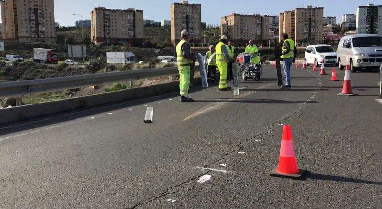 Trabajos denunciados por Ciuca en una vía de Jinámar que asegura que pertenece a la capital (Foto TA)