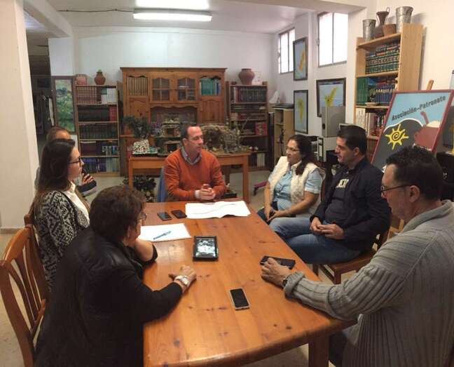 Reunión del concejal con representantes vecinales de La Garita  para explicarles el proyecto (Foto TA)