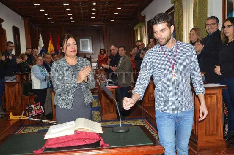 Momento de la toma de posesión de José Hernández (Foto TA)