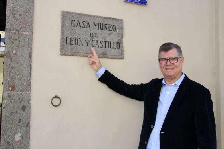 El cronista oficial y exdirector de la Casa-Museo León y Castillo, días atrás delante de la que fue su casa durante décadas (Foto Jesús Ruiz Mesa)