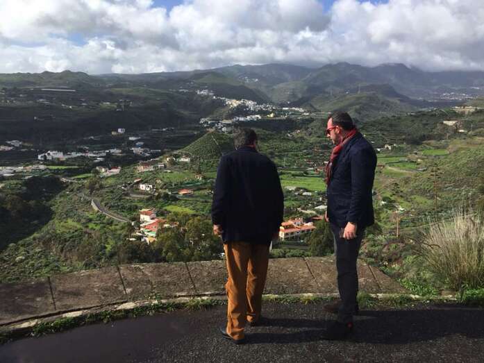 Santana conversando con un vecinos de Balcón de Telde (Foto TA)