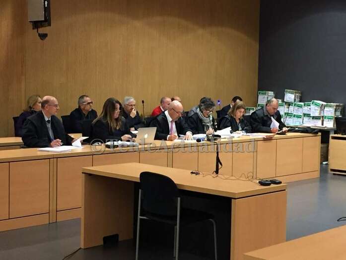 Abogados y acusados en la sesión de este martes (Foto TA)