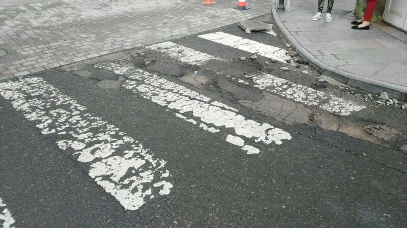 Socavón rellano con cemento en la calle de María Auxiliadora (Foto TA)