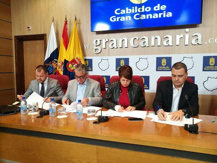 Momento de la firma del convenio de colaboración (Foto TA)