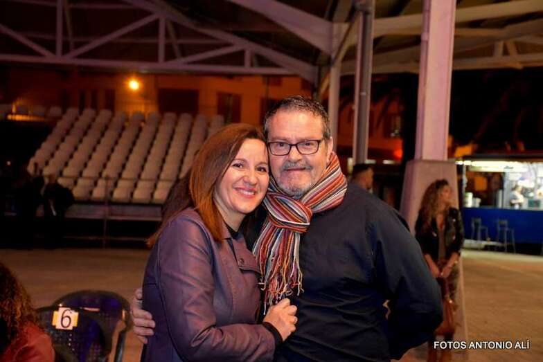 El concejal socialista Gregorio Viera, el pasado miércoles en el pregón del Carnaval con la abogada Lidia Mejías (Foto TA)