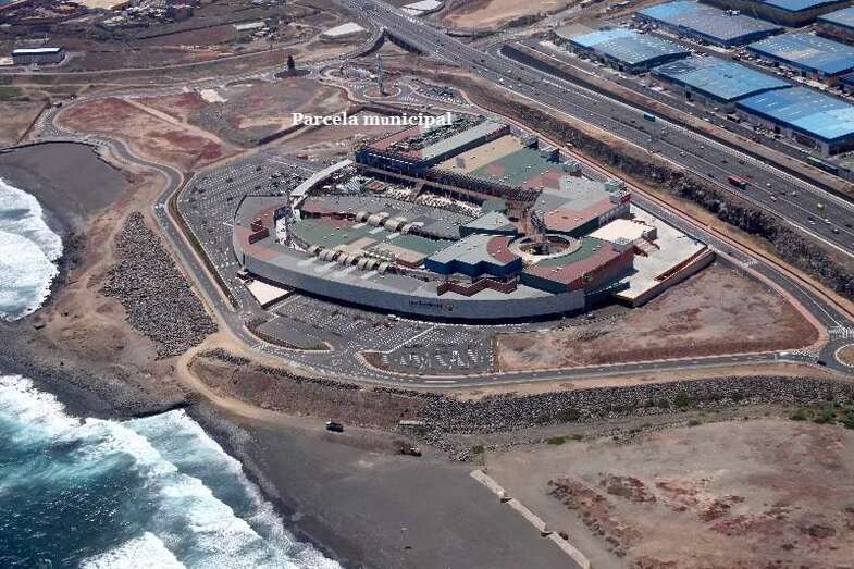 Vista aérea del CC Las Terrazas. La parcela municipal es la que está situada al sur del equipamiento comercial (Foto TA)