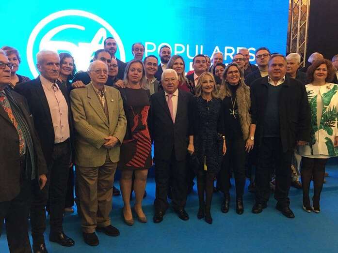 Pedro Zurita con un amplio número de militantes del PP de Telde y la Isla, anoche en el acto celebrado en la capital (Foto TA)