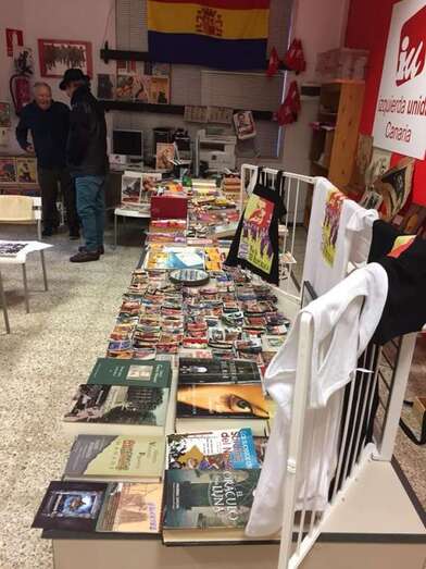 Material a la venta en el mercadillo (Foto TA)