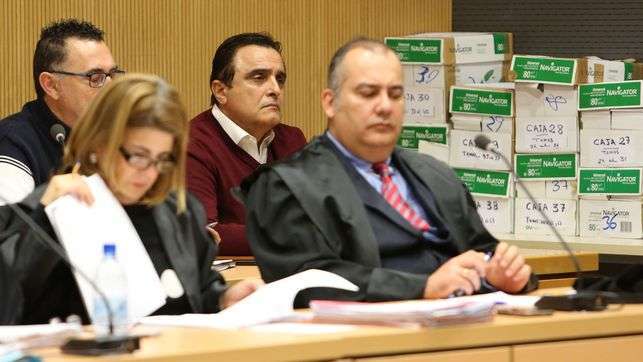 Abogados y acusados, en una de las sesiones celebradas (Foto TA)