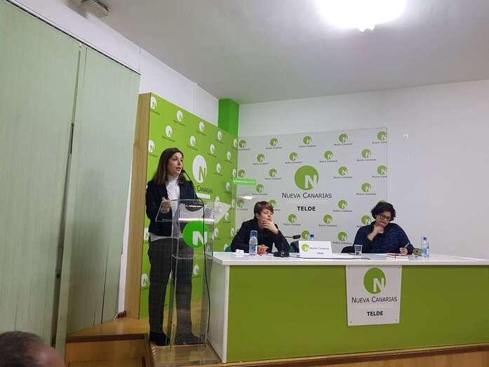 Carmen Hernández se dirige a los afiliados, esta tarde-noche en la reunión de NC de Telde (Foto TA)