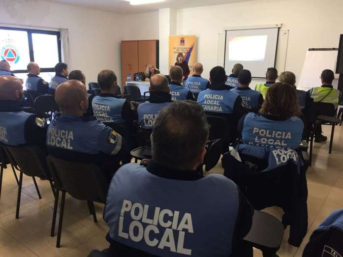 El taller se impartió en el salón de actos del edificio de la Policía Local en La Garita (Foto TA)
