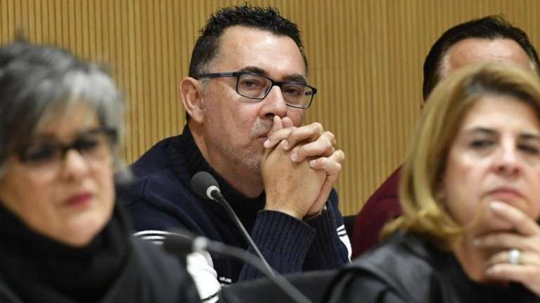 Esteban Cabrera, atrás y de negro, en una de las sesiones del juicio por el Caso Faycán (Foto C7)