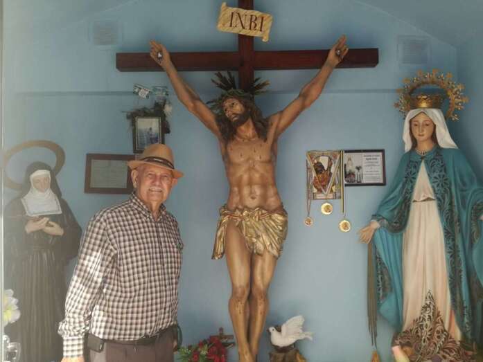 Antonio Suárez, en la ermita de Tufia que el construyó (Foto TA)