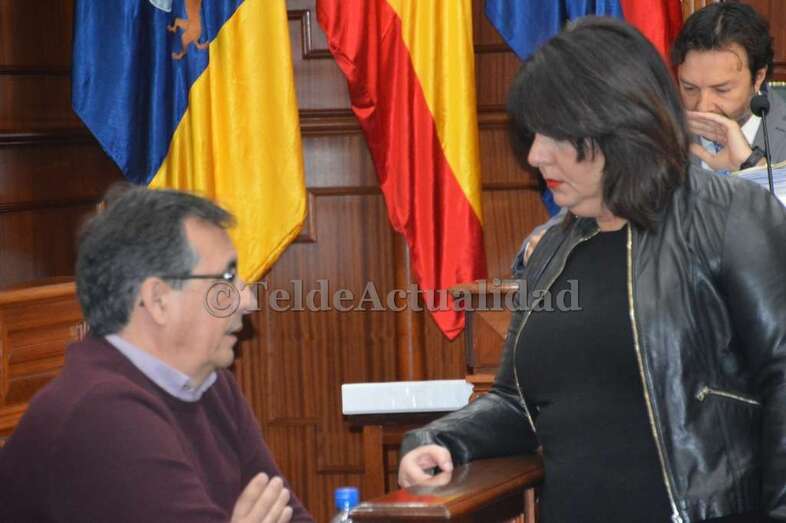 Artiles, sentado, conversa con la concejala Gloria Cabrera, en el Pleno del pasado viernes (Foto TA)