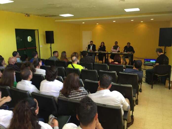 Este lunes hubo una reunión de coordinación de organizaciones y colectivos implicados en el trabajo social en Jinámar (Foto TA)