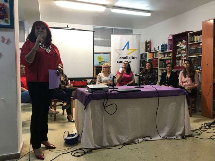 La concejala de Participación Ciudadana, Saro Sosa, se dirige al público (Foto TA)