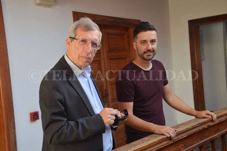 Guillermo Reyes y Juan Antonio Peña, en las Casas Consistoriales de San Juan (Foto TA)