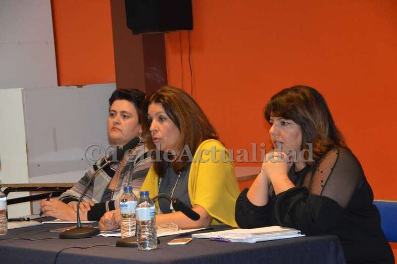De derecha a izquierda, la concejala Gloria Cabrera, la alcaldesa Carmen Hernández, y la edil Celeste López (Foto TA)