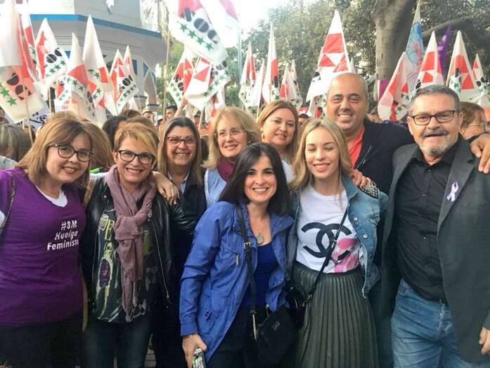 El concejal socialista Gregorio Viera, el primero por la derecha, con compañeros del PSOE en la protesta que hubo en la capital el pasado 8 de marzo (Foto TA)