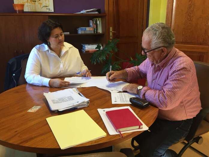 Momento de la firma del contrato con La Pardilla Bus (Foto TA)