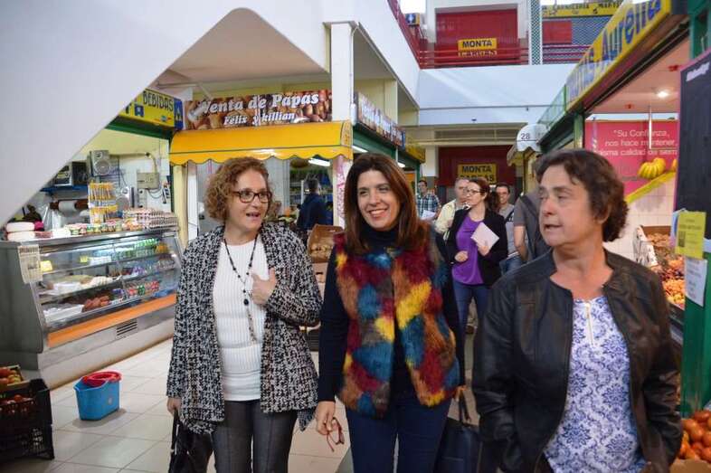 La alcaldesa y la concejala de Mercados con la presidente del colectivo de puesteros (Foto TA)