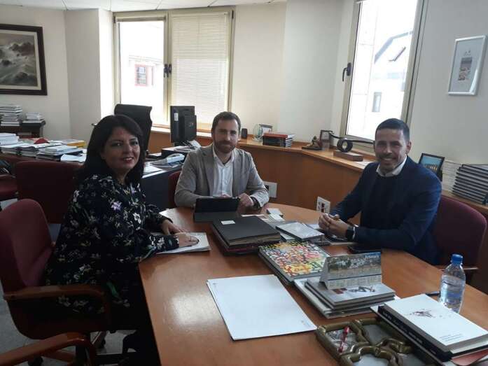 Gloria Cabrera, Isaac Castellano y Héctor Suárez, reunidos ayer en la capital grancanaria (Foto TA)