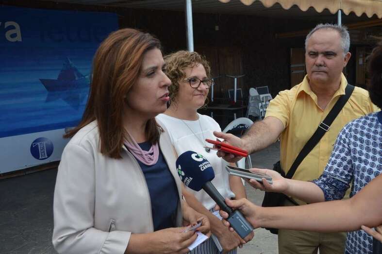 Archivo. La alcaldesa atiende a los medios de comunicación en un acto celebrado en Melenara (Foto TA)