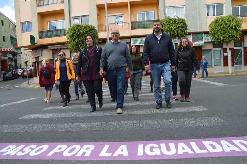 El concejal de Igualdad, Agustin Arencibia (c), participó este miércoles en la inauguración del paso de peatones con mensajes igualitarios (Foto TA)