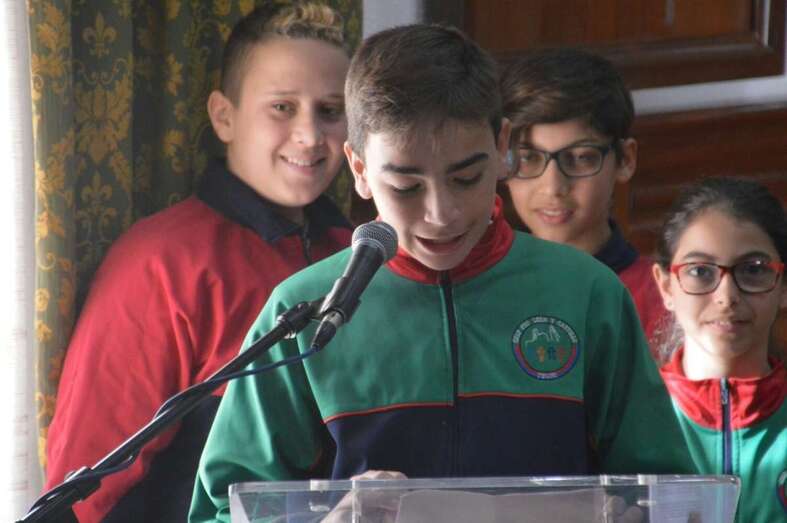 Cuatro alumnos de Primaria leyeron el manifiesto institucional durante el Pleno (Foto TA)