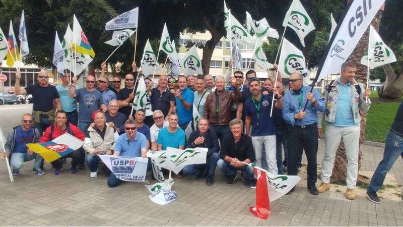 Policías locales de Telde en la protesta que tuvo lugar este viernes por la mañana en la capitla (Foto TA)