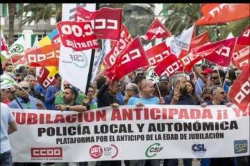 Protesta de policías locales para exigir el anticipo de la edad de jubilación (Foto TA)