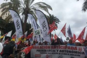 Protesta de policías locales para exigir el anticipo de la edad de jubilación (Foto TA)