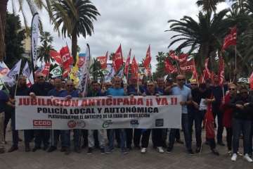 Protesta de policías locales para exigir el anticipo de la edad de jubilación (Foto TA)