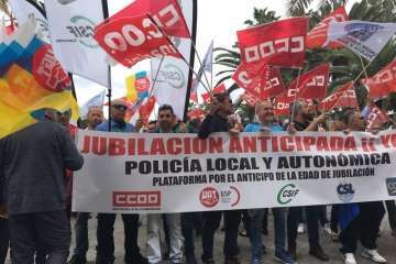 Protesta de policías locales para exigir el anticipo de la edad de jubilación (Foto TA)