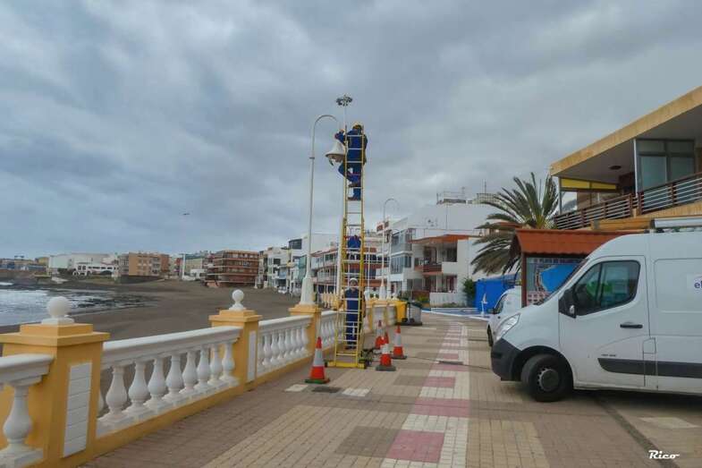 Imagen de archivo de unos operarios sustituyendo una luminaria en Salinetas (Foto Antonio Rico)