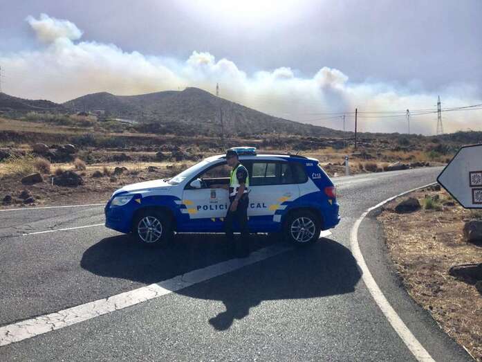 Imagen de uno de los efectivos de la Policía Local de Telde trabajando en el operativo de seguridad del incendio (Foto TA)