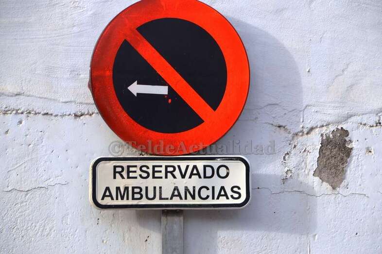 Un disco advierte de los aparcamientos reservados para las ambulancias en la calle Acuarelista Elías Marrero (Foto TA)