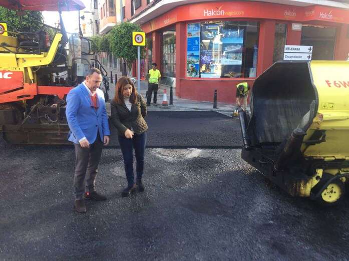La alcaldesa Carmen Hernández y el concejal Eloy Santana, este miércoles en el lugar de las obras (Foto TA)