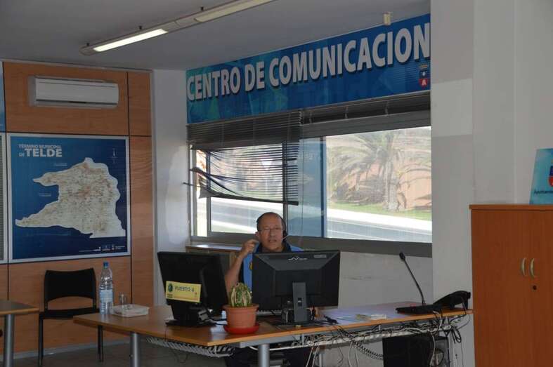 Agente en el Centro de Comunicación de la Policía Local en La Garita (Foto TA)