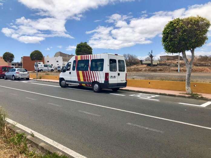 El microbús que atenderá esta línea, este lunes en la parada habilitada junto al CAE (Foto TA)